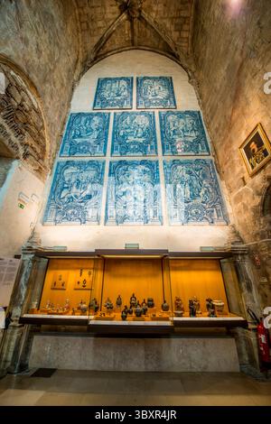 Reperti nel Museo Archeologico del Convento di nostra Signora del Carmelo (Chiesa di Santa Maria do Carmo), Bairro alto, Lisbona, Portogallo. Foto Stock