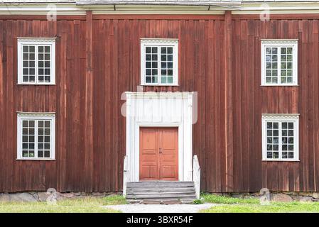 Close up di bianco quadrato finestre e porta in rosso antico granaio in legno a parete, Svezia Foto Stock