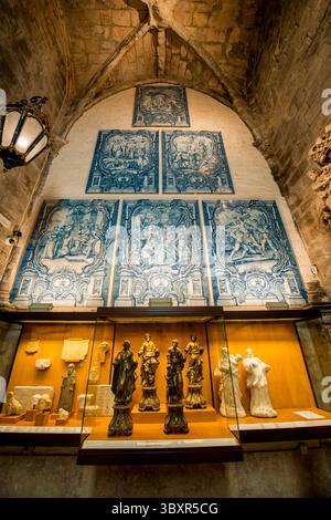 Reperti nel Museo Archeologico del Convento di nostra Signora del Carmelo (Chiesa di Santa Maria do Carmo), Bairro alto, Lisbona, Portogallo. Foto Stock