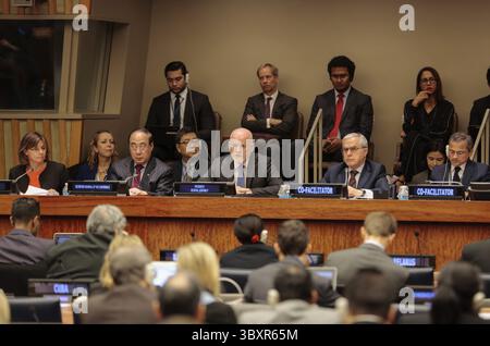 15 febbraio 2017 - New York, NY, Stati Uniti d'America - Nazioni Unite, New York, USA, 15 febbraio 2017 - Peter Thomson presidente dell'Assemblea generale insieme a Isabella Lovin, semi Koroilavesau e dignitari dell'ONU hanno partecipato all'audizione parlamentare intitolata Ã¢â?¬Å?Un mondo di blu: Preservare gli oceani, salvaguardare il pianeta, garantire il benessere umano nel contesto dell'Agenda 2030" oggi presso la sede delle Nazioni Unite A New York. (Immagine di credito: © Luiz Rampelotto/ZUMA Press Wire) Foto Stock