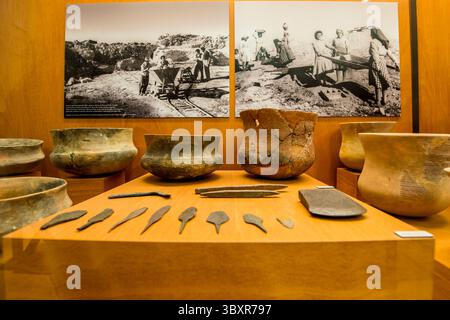 Reperti nel Museo Archeologico del Convento di nostra Signora del Carmelo (Chiesa di Santa Maria do Carmo), Bairro alto, Lisbona, Portogallo. Foto Stock