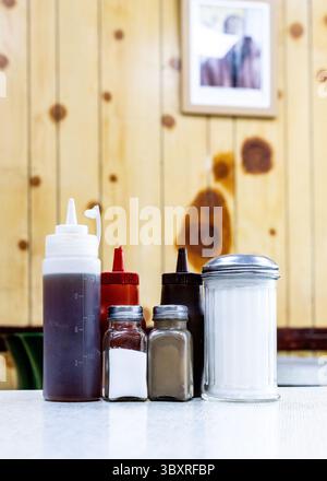 Condimenti in una caffetteria Foto Stock