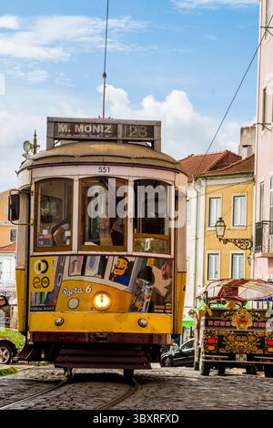 Tram iconici tram tram, trasporto pubblico, Lisbona, Portogallo. Foto Stock