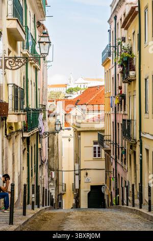 Caffetterie lungo la stretta strada nel quartiere Bairro alto, Lisbona, Portogallo. Foto Stock
