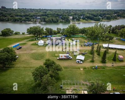 Grande festival all'aperto con un palco e molte tende. Il festival si svolge in un parco vicino a un fiume Foto Stock