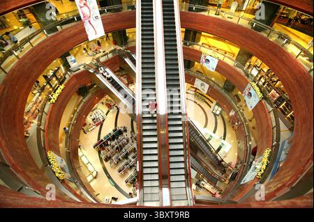 2 agosto 2006, PECHINO, CINA: L'interno di uno dei più recenti centri commerciali internazionali di moda di Pechino, 2 agosto 2006. I funzionari stanno esaminando nuovi passi per rinfrescare l'economia sfrigolante della Cina, mentre la sua principale agenzia di pianificazione ha chiesto un credito bancario più stretto e restrizioni sulla costruzione, hanno riferito i media statali. I rapporti di mercoledì hanno suggerito che Pechino ritiene che le misure precedenti, tra cui un aumento del tasso di interesse ad aprile, non stiano contenendo la crescita fuorviante della spesa per le fabbriche e altre risorse che i leader cinesi temono potrebbero innescare una crisi finanziaria. (Immagine di credito: © Stephen Shaver/ZUMA Press Wire) Foto Stock