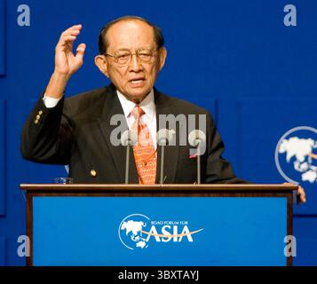 21 aprile 2007, BOAO, PROVINCIA DI HAINAN, CINA: Fidel V. Ramos, Presidente, Consiglio di Amministrazione, Boao Forum for Asia , ex Presidente delle Filippine , tiene un discorso di benvenuto durante la sessione di apertura del Forum Boao for Asia 2007 che si terrà nella piccola città costiera di Boao, nella provincia di Hainan, Cina, sabato 21 aprile 2007. L’annuale Asian Economic Forum si è aperto in Cina sabato con l’obiettivo di integrare le diverse economie della regione asiatica. (Immagine di credito: © Stephen Shaver/ZUMA Press Wire) Foto Stock