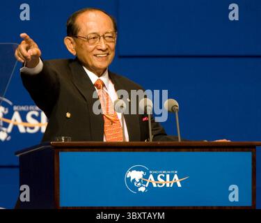21 aprile 2007, BOAO, PROVINCIA DI HAINAN, CINA: Fidel V. Ramos, Presidente, Consiglio di Amministrazione, Boao Forum for Asia , ex Presidente delle Filippine , tiene un discorso di benvenuto durante la sessione di apertura del Forum Boao for Asia 2007 che si terrà nella piccola città costiera di Boao, nella provincia di Hainan, Cina, sabato 21 aprile 2007. L’annuale Asian Economic Forum si è aperto in Cina sabato con l’obiettivo di integrare le diverse economie della regione asiatica. (Immagine di credito: © Stephen Shaver/ZUMA Press Wire) Foto Stock