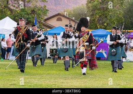 17 settembre 2021, Moab, Utah, Stati Uniti: I drum majors maschili e femminili della Highland band in piena regalia guidano una pipe band ad un festival scozzese a Moab, Utah. (Immagine di credito: © Jon G. Fuller/VW Pics via ZUMA Press Wire) Foto Stock