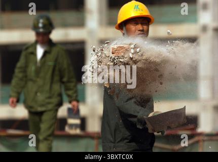 29 aprile 2007, PECHINO, CINA: Un operaio edile sgombra un cantiere dalle macerie nel centro di Pechino, in Cina, il 29 aprile 2007. I funzionari stanno esaminando nuovi passi per rinfrescare l'economia sfrigolante della Cina, mentre la sua principale agenzia di pianificazione ha chiesto un credito bancario più stretto e restrizioni sulla costruzione, hanno riferito i media statali. Il rapporto ha suggerito che Pechino ritiene che le misure precedenti, tra cui un aumento del tasso di interesse ad aprile, non stiano contenendo la crescita incontrollata della spesa per le fabbriche e altre risorse che i leader cinesi temono potrebbero innescare una crisi finanziaria. (Immagine di credito: © Stephen Shaver/ZUMA Press Wire) Foto Stock