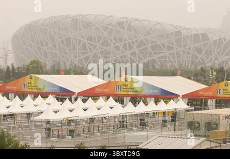 8 agosto 2008, PECHINO, CINA: L'inquinamento pesante avvolge virtualmente il verde olimpico il giorno di apertura dei giochi olimpici che si terranno a Pechino l'8 agosto 2008. Le autorità di Pechino hanno affermato che la qualità dell'aria nella capitale cinese era migliorata abbastanza da raggiungere i suoi obiettivi olimpici, anche se la città è rimasta avvolta dallo smog il giorno dei Giochi. (Immagine di credito: © Stephen Shaver/ZUMA Press Wire) Foto Stock