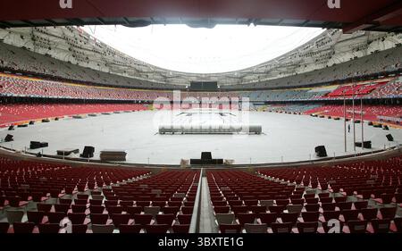 23 settembre 2013, PECHINO, CINA: Proseguono i lavori per preparare lo Stadio Nazionale, noto anche come Nido d'uccello, per la cerimonia di apertura poche settimane prima dell'inizio dei Giochi Olimpici, a Pechino il 19 luglio 2008. (Immagine di credito: © Stephen Shaver/ZUMA Press Wire) Foto Stock