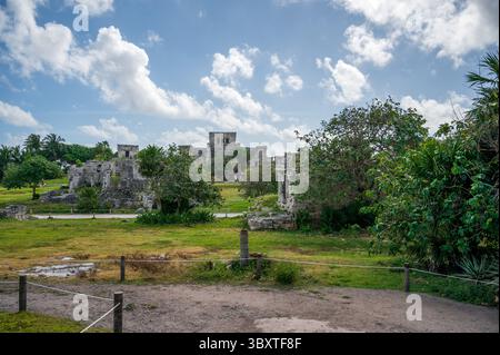 Strutture in pietra nella città fortificata di Tulum Foto Stock