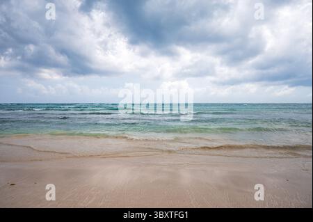 Spiaggia di sabbia vuota sul Mar dei Caraibi Foto Stock