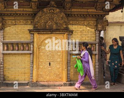 7 aprile 2013, Kathmandu, provincia di Bagmati, Nepal: Donne indù che girano le ruote della preghiera al tempio Harati devi nel complesso del tempio Swayambhunath a Kathmandu, Nepal. (Immagine di credito: © Jon G. Fuller/VW Pics via ZUMA Press Wire) Foto Stock