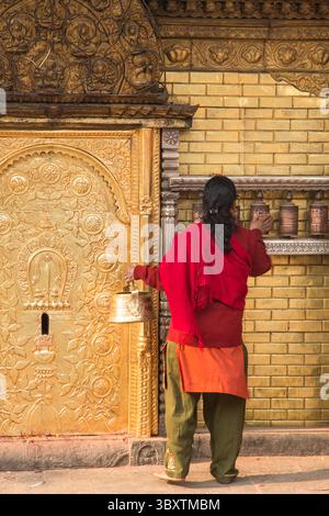 7 aprile 2013, Kathmandu, provincia di Bagmati, Nepal: Una donna indù gira una ruota di preghiera al tempio Harati devi nel complesso del tempio Swayambhunath a Kathmandu, Nepal. (Immagine di credito: © Jon G. Fuller/VW Pics via ZUMA Press Wire) Foto Stock