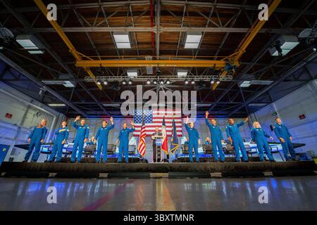 6 dicembre 2021, Houston, Texas, Stati Uniti: I candidati astronauti della NASA ondeggiano dopo essere stati introdotti durante un evento che ha annunciato la nuova classe di 10 candidati a Ellington Field sul Johnson Space Center, 6 dicembre 2021 a Houston, Texas. Da sinistra a destra ci sono: Nichole Ayers, Christina Birch, Luke Delaney, Andre Douglas, Christopher Williams, Jessica Wittner, Anil Menon, Andre Douglas, Deniz Burnham e Marcos Berrios. (Immagine di credito: © James Blair/NASA/Planet Pix via ZUMA Press Wire) Foto Stock