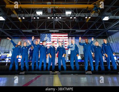 6 dicembre 2021, Houston, Texas, Stati Uniti: I candidati astronauti della NASA ondeggiano dopo essere stati introdotti durante un evento che ha annunciato la nuova classe di 10 candidati a Ellington Field sul Johnson Space Center, 6 dicembre 2021 a Houston, Texas. Da sinistra a destra ci sono: Nichole Ayers, Christina Birch, Luke Delaney, Andre Douglas, Christopher Williams, Jessica Wittner, Anil Menon, Andre Douglas, Deniz Burnham e Marcos Berrios. (Immagine di credito: © James Blair/NASA/Planet Pix via ZUMA Press Wire) Foto Stock