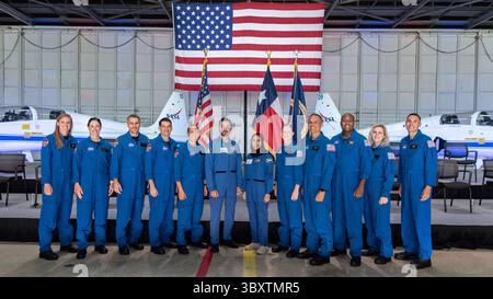 6 dicembre 2021, Houston, Texas, Stati Uniti: I candidati astronauti della NASA stanno per una foto di gruppo durante un evento che annuncia la nuova classe di 10 candidati all'Ellington Field sul Johnson Space Center, 6 dicembre 2021 a Houston, Texas. Da sinistra a destra ci sono: Nichole Ayers, Christina Birch, Luke Delaney, Andre Douglas, Christopher Williams, Jessica Wittner, Anil Menon, Andre Douglas, Deniz Burnham e Marcos Berrios. (Immagine di credito: © Robert Markowitz/NASA/Planet Pix via ZUMA Press Wire) Foto Stock