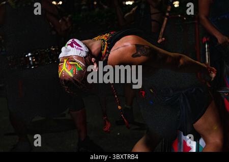 8 dicembre 2021, Medellin, Antioquia, Colombia: Gruppi culturali di tutta Medellin prendono il controllo delle strade per un carnevale festoso che rappresenta i miti e le leggende della Colombia che apre il periodo natalizio e le feste nella città, a Medellin, Colombia, l'8 dicembre 2021. (Immagine di credito: © Miyer Juana/LongVisual tramite ZUMA Press Wire) Foto Stock