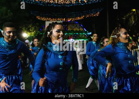8 dicembre 2021, Medellin, Antioquia, Colombia: Gruppi culturali di tutta Medellin prendono il controllo delle strade per un carnevale festoso che rappresenta i miti e le leggende della Colombia che apre il periodo natalizio e le feste nella città, a Medellin, Colombia, l'8 dicembre 2021. (Immagine di credito: © Miyer Juana/LongVisual tramite ZUMA Press Wire) Foto Stock