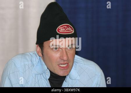19 febbraio 2005; San Francisco, CA, Stati Uniti; JULIAN MCMAHON di NIP Tuck interpreta il ruolo del mega cattivo, Dr. Victor Van Doom nel nuovo film "fantastici quattro" basato sui fumetti Marvel. Il film della 20th Century Fox uscirà l'8 luglio 2005. McMahon stava promuovendo il film al WonderCon tenutosi al Moscone Convention Center. (Immagine di credito: © Dane Andrew/ZUMA Press Wire) Foto Stock