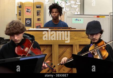 2 febbraio 2016 - St. Louis, MO, USA - Royce Martin, 16 anni, secondo al Grand Center Arts Academy, lavora sulla sua musica in classe d'orchestra giovedì 11 febbraio 2016 a St. Louis. Royce ha iniziato a suonare il pianoforte in ottava elementare imitando visivamente ciò che ha visto nei video di YouTube. (Immagine di credito: © Robert Cohen/St Louis Post-Dispatch tramite ZUMA Press Wire) Foto Stock