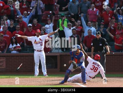 26 aprile 2018 - St Louis, MO, USA - Jose Martinez (38) dei St. Louis Cardinals segna la vittoria dietro il ricevitore dei New York Mets Jose Lobaton su un singolo di Dexter Fowler nel 13° inning giovedì 26 aprile 2018, al Busch Stadium di St. Louis. A sinistra c'è il battitore sul ponte Paul DeJong. Le carte hanno vinto, 4-3. (Immagine di credito: © Chris Lee/St Louis Post-Dispatch tramite ZUMA Press Wire) Foto Stock