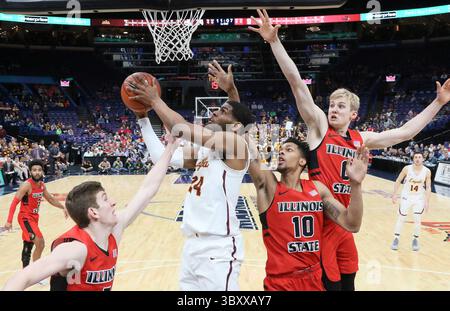 4 marzo 2018 - St. Louis, MO, USA - l'attaccante di Loyola Aundre Jackson va in su per un layup inverso mentre è difeso dalla guardia dello Stato dell'Illinois Matt Hein (a sinistra), dall'attaccante Phil Fayne (10) e dalla guardia Isaac Gassman (a destra) nel primo tempo domenica 4 marzo 2018, allo Scottrade Center di St. Louis, Mo. (Credit Image: © Chris Lee/St Louis Post-Dispatch via ZUMA Press Wire) Foto Stock