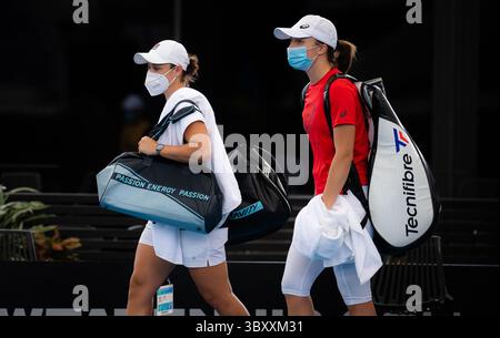 1° gennaio 2022, ADELAIDE, AUSTRALIA: Ashleigh Barty dell'Australia e IgA Swiatek della Polonia durante le prove in vista del torneo di tennis WTA 500 di Adelaide 2022 (immagine di credito: © Rob Prange/AFP7 via ZUMA Press Wire) Foto Stock