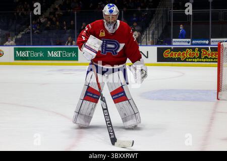 10 dicembre 2021: Il portiere del Laval Rocket Cayden Primeau (31) gioca il puck nel secondo periodo contro i Rochester Americans. I Rochester Americans ospitarono i Laval Rocket in una partita della American Hockey League alla Blue Cross Arena di Rochester, New York. (Jonathan Tenca/CSM)(immagine di credito: &Copy; Jonathan Tenca/CSM tramite filo ZUMA) Foto Stock