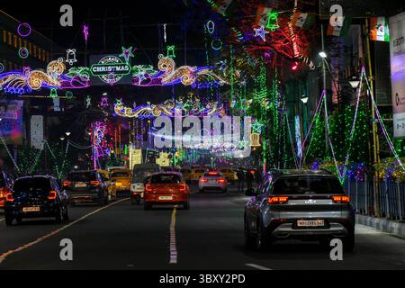 21 dicembre 2021, Kolkata, Bengala Occidentale, India: Una strada decorata con luci di Natale come si è visto prima di Natale a Kolkata , India , il 21 dicembre 2021 (Credit Image: © Debarchan Chatterjee/ZUMA Press Wire) Foto Stock