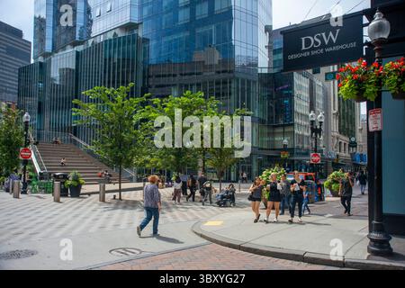 18 agosto 2018, Boston, Massachusetts, Stati Uniti: Boston Downtown Crossing DSW Designer Shoe Warehouse al 385 Washington Street e Millenium Tower, Massachusetts, Stati Uniti...negozi su Washington Street che guardano Summer Street nel centro della città, Boston, Massachusetts, Stati Uniti (immagine di credito: © Sergi Reboredo/ZUMA Press Wire) Foto Stock