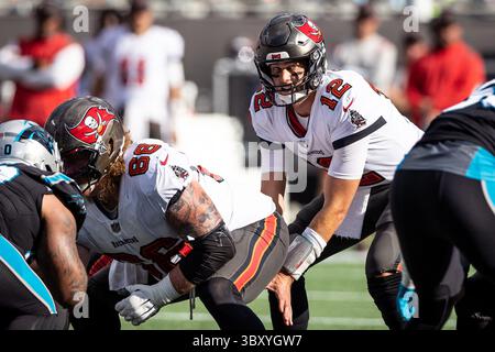 26 dicembre 2021, Charlotte, Carolina del Nord, USA: Il quarterback dei Tampa Bay Buccaneers Tom Brady (12). I Tampa Bay Buccaneers vinsero 32 a 6 contro i Carolina Panthers al Bank of America Stadium di Charlotte, Carolina del Nord. (Immagine di credito: © Jason Walle/ZUMA Press Wire) Foto Stock