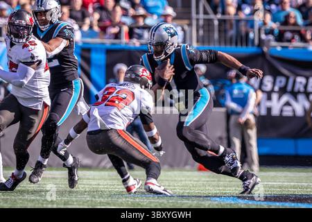 26 dicembre 2021, Charlotte, North Carolina, USA: Quarterback dei Carolina Panthers Cam Newton (1) su quarterback. I Tampa Bay Buccaneers vinsero 32 a 6 contro i Carolina Panthers al Bank of America Stadium di Charlotte, Carolina del Nord. (Immagine di credito: © Jason Walle/ZUMA Press Wire) Foto Stock