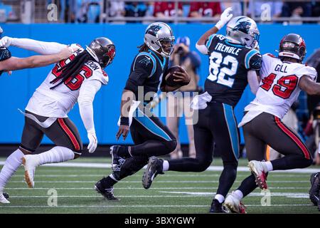 26 dicembre 2021, Charlotte, North Carolina, USA: Quarterback dei Carolina Panthers Cam Newton (1) su quarterback. I Tampa Bay Buccaneers vinsero 32 a 6 contro i Carolina Panthers al Bank of America Stadium di Charlotte, Carolina del Nord. (Immagine di credito: © Jason Walle/ZUMA Press Wire) Foto Stock