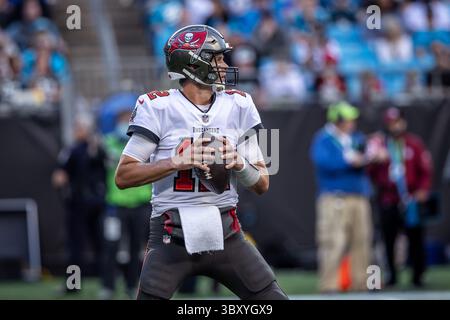 26 dicembre 2021, Charlotte, North Carolina, Stati Uniti: Il quarterback dei Tampa Bay Buccaneers Tom Brady (12) sta per lanciare un passaggio. I Tampa Bay Buccaneers vinsero 32 a 6 contro i Carolina Panthers al Bank of America Stadium di Charlotte, Carolina del Nord. (Immagine di credito: © Jason Walle/ZUMA Press Wire) Foto Stock