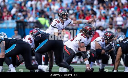 26 dicembre 2021, Charlotte, Carolina del Nord, USA: Il quarterback dei Tampa Bay Buccaneers Tom Brady (12). I Tampa Bay Buccaneers vinsero 32 a 6 contro i Carolina Panthers al Bank of America Stadium di Charlotte, Carolina del Nord. (Immagine di credito: © Jason Walle/ZUMA Press Wire) Foto Stock