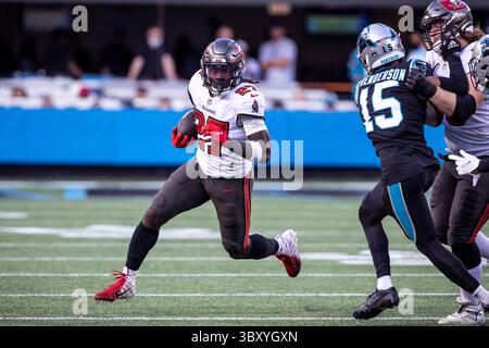 26 dicembre 2021, Charlotte, Carolina del Nord, Stati Uniti: Il running back dei Tampa Bay Buccaneers Ronald Jones (27). I Tampa Bay Buccaneers vinsero 32 a 6 contro i Carolina Panthers al Bank of America Stadium di Charlotte, Carolina del Nord. (Immagine di credito: © Jason Walle/ZUMA Press Wire) Foto Stock