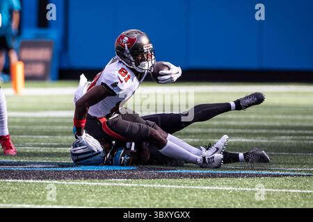 26 dicembre 2021, Charlotte, Carolina del Nord, Stati Uniti: Il wide receiver dei Tampa Bay Buccaneers Antonio Brown (81) fa una presa. I Tampa Bay Buccaneers vinsero 32 a 6 contro i Carolina Panthers al Bank of America Stadium di Charlotte, Carolina del Nord. (Immagine di credito: © Jason Walle/ZUMA Press Wire) Foto Stock