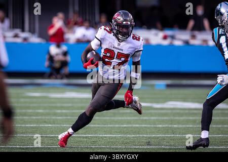 26 dicembre 2021, Charlotte, Carolina del Nord, Stati Uniti: Il running back dei Tampa Bay Buccaneers Ronald Jones (27). I Tampa Bay Buccaneers vinsero 32 a 6 contro i Carolina Panthers al Bank of America Stadium di Charlotte, Carolina del Nord. (Immagine di credito: © Jason Walle/ZUMA Press Wire) Foto Stock
