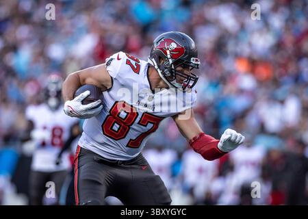 26 dicembre 2021, Charlotte, Carolina del Nord, Stati Uniti: Tampa Bay Buccaneers tight end Rob Gronkowski (87). I Tampa Bay Buccaneers vinsero 32 a 6 contro i Carolina Panthers al Bank of America Stadium di Charlotte, Carolina del Nord. (Immagine di credito: © Jason Walle/ZUMA Press Wire) Foto Stock