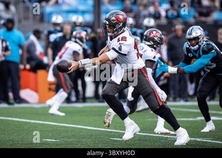 26 dicembre 2021, Charlotte, North Carolina, USA: Il quarterback dei Tampa Bay Buccaneers Tom Brady (12) con un handoff. I Tampa Bay Buccaneers vinsero 32 a 6 contro i Carolina Panthers al Bank of America Stadium di Charlotte, Carolina del Nord. (Immagine di credito: © Jason Walle/ZUMA Press Wire) Foto Stock