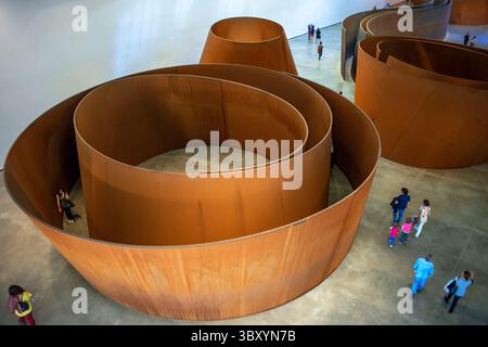 12 giugno 2016, Spagna: All'interno di una delle gallerie del Museo Guggenheim, Bilbao, Euskadi, Paesi Baschi, Spagna. La materia del tiempo la questione del tempo di Richard Serra. Lavorare con l'acciaio, non come elemento per costruire un paesaggio, ma come materiale da costruzione in termini di massa, contrappeso, capacità di carico, carico concentrato, compressione, attrito e staticità, che, sono sempre stati separati dalla storia della scultura. Tuttavia, ha avuto applicazioni dirette nella storia dell'architettura, della tecnologia e dell'edilizia industriale. itâ logica di torri, dighe, ponti, grattacieli Foto Stock