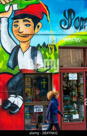 16 giugno 2016, Spagna: Negozio di prodotti tipici, sidro. Gijon City, Asturie, Spagna. ..i bar di sidro di GijÃ³n, o sidrerÃ­as, come sono conosciuti localmente, sono un must durante il vostro soggiorno in città. Fatta di mele, la bevanda alcolica mantiene una lunga tradizione nelle Asturie; ragione sufficiente per concedersi un bicchiere o due. Continua a leggere per scoprire la nostra selezione dei posti migliori per sorseggiare questa bevanda asturiana più iconica. (Immagine di credito: © Sergi Reboredo/ZUMA Press Wire) Foto Stock