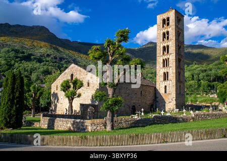 25 giugno 2021, Lleida, Spagna: Villaggio di TaÃ¼ll e chiesa romanica di Sant Climent de TaÃ¼ll, patrimonio dell'umanità dell'UNESCO, Vall de BoÃ­, TaÃ¼ll, valle di BoÃ­ provincia di Lleida Catalogna, Spagna... Tahull o TaÃ¼ll è un'entità cittadina situata nel comune catalano di Valle de BohÃ­ nella regione dell'alta Ribagorza, nei Pirenei di Lleida, in Catalogna, Spagna. È ad un'altezza media di 1500 m s. n. m .. Nel 2008 vi erano 270 abitanti registrati. (Immagine di credito: © Sergi Reboredo/ZUMA Press Wire) Foto Stock