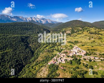 29 giugno 2021, Lleida, Spagna: Vista panoramica del villaggio Bar nella catena montuosa di CadÃ­ Catalogna, Spagna, Pirenei...Bar è un villaggio aggregato nel comune di Pont de Bar (Alt Urgell), situato a metà di un contrafforto situato sul lato nord della Sierra del CadÃ­, a un'altitudine di 1.181 metri. Attualmente sono registrate 28 persone (2006). Si trova a 1,5 chilometri da Toloriu, nella cosiddetta sottoregione BaridÃ, terra di transizione tra Urgellet (Alt Urgell) e Cerdanya...il nucleo è presieduto dalla chiesa di Sant'Esteve, molto modificata rispetto agli origi Foto Stock