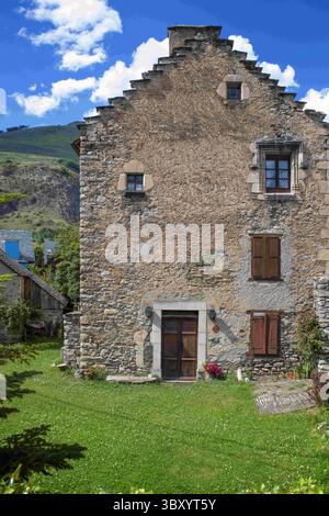 26 giugno 2021, Lleida, Spagna: Casa Paulet naut Aran nel villaggio di Arties Viella, Val d'Aran, Valle di Aran nei Pirenei Lleida Catalogna Spagna. È la casa più interessante di Arties, conservata quasi senza modifiche dalla sua costruzione, tra il 1549 e il 1568 secondo le date incise sui architravi. La testiera a gradini spicca e, in particolare, le quattro finestre stampate in un popolare stile rinascimentale. Due di loro sono divisi, uno è presieduto da uno scudo araldico e l'altro mostra accanto agli stivali alcuni rilievi con figure umane di aspetto primitivo. TH Foto Stock