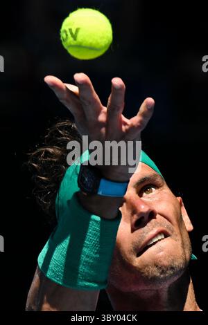 19 gennaio 2022: RAFAEL NADAL (ESP) 6° testa di serie in azione contro YANNICK HANFMANN (GER) su Rod Laver Arena in una partita del 2° turno maschile il giorno 3 degli Australian Open 2022 a Melbourne, Australia. Nadal ha vinto 6:2 6:3 6:4 (immagine di credito: © Sydney Low/CSM tramite ZUMA Wire) Foto Stock