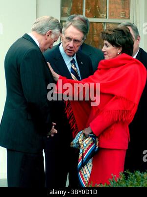 HARRY REID (Harry Mason Reid Jr.; 2 dicembre 1939 – 28 dicembre 2021) è stato un avvocato e politico statunitense senatore del Nevada dal 1987 al 2017. Ha guidato il Caucus Democratico del Senato dal 2005 al 2017 ed è stato il leader della maggioranza del Senato dal 2007 al 2015. FOTO DEL FILE SCATTATA IL: 10 gennaio 2007, Washington, Distretto di Columbia, Stati Uniti: La Presidente della camera NANCY PELOSI, a destra, raddrizza una spilla sul risvolto del rappresentante degli Stati Uniti STENY H. HOYER (D-MD) leader della maggioranza della camera, mentre il senatore degli Stati Uniti HARRY REID (D-NV), leader della maggioranza del Senato, guarda alla Casa Bianca. (Immagine credito: Foto Stock